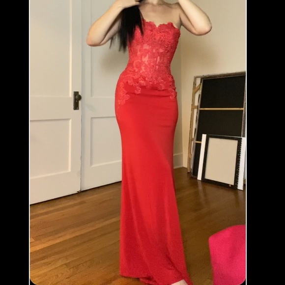 Elegant Red Lace Evening Gown - Picture 2 of 4